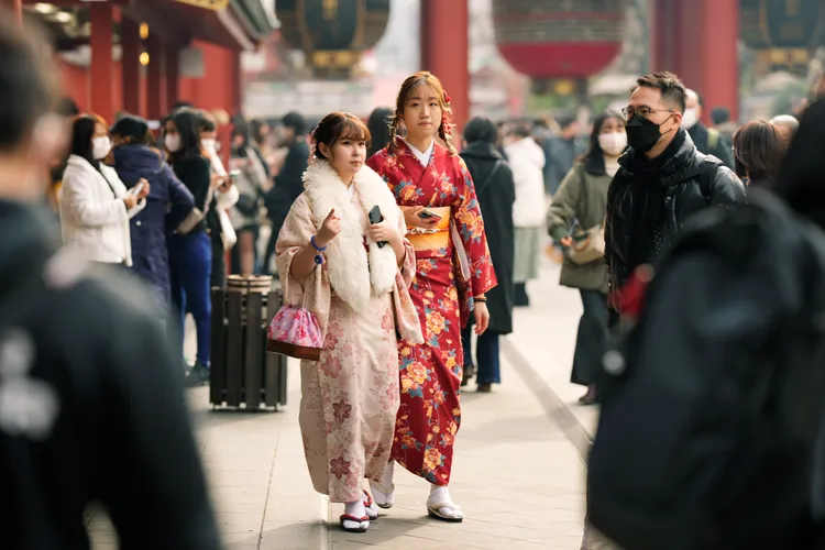 中國下月將恢復部分出國旅遊團業務，開放的國家名單中無日本與南韓。圖為本月在東京旅遊的香港旅客。美聯社
