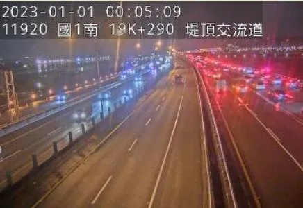 玩命搶看101煙火「國道路肩車停一排」 警勸不聽怒了!蒐證祭重罰