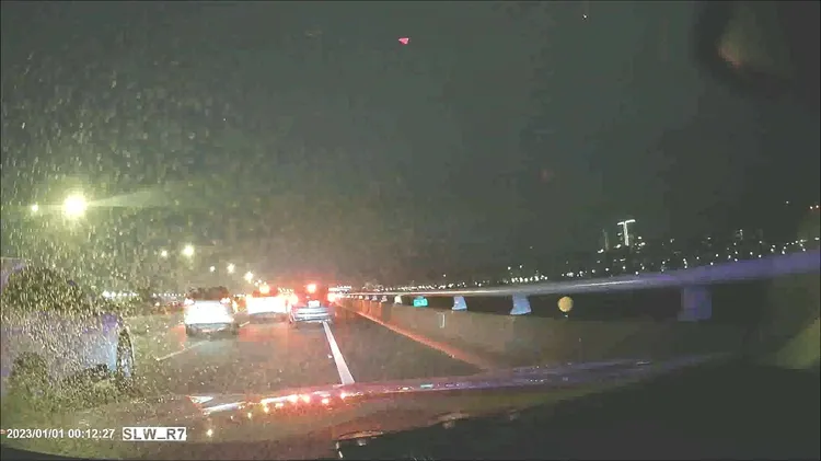 國道警方強調，為遏止此一危險行為，第一台帶頭違規車輛，率先開出罰單以示警惕。警方提供