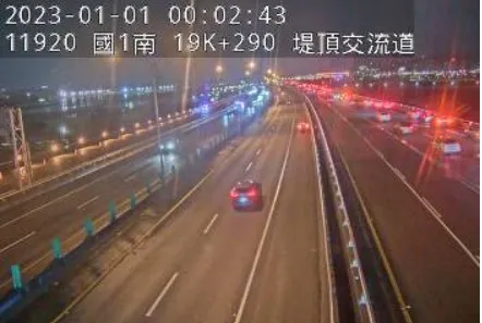 民眾為了看煙火誇張的將車輛直接停在國道路肩。翻攝國道1968