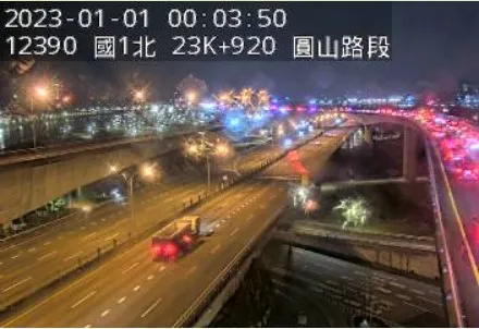 民眾為了看煙火誇張的將車輛直接停在國道路肩。翻攝國道1968