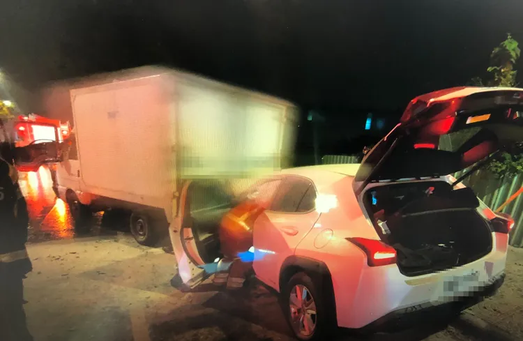 任女駕駛的白色小客車閃避不及失控撞上路邊停放車輛。中壢警分局提供