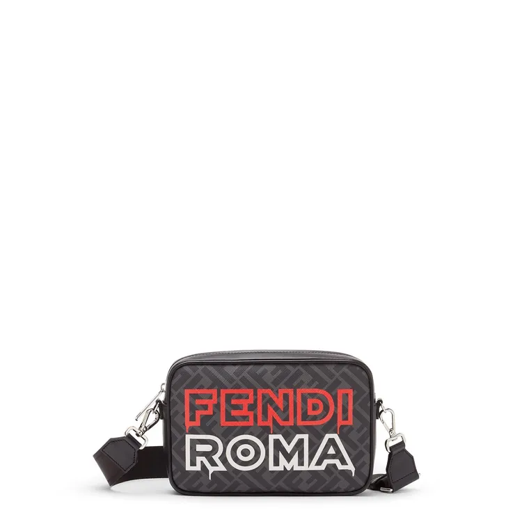 FENDI新春限定系列相機包，3萬9800元。品牌提供