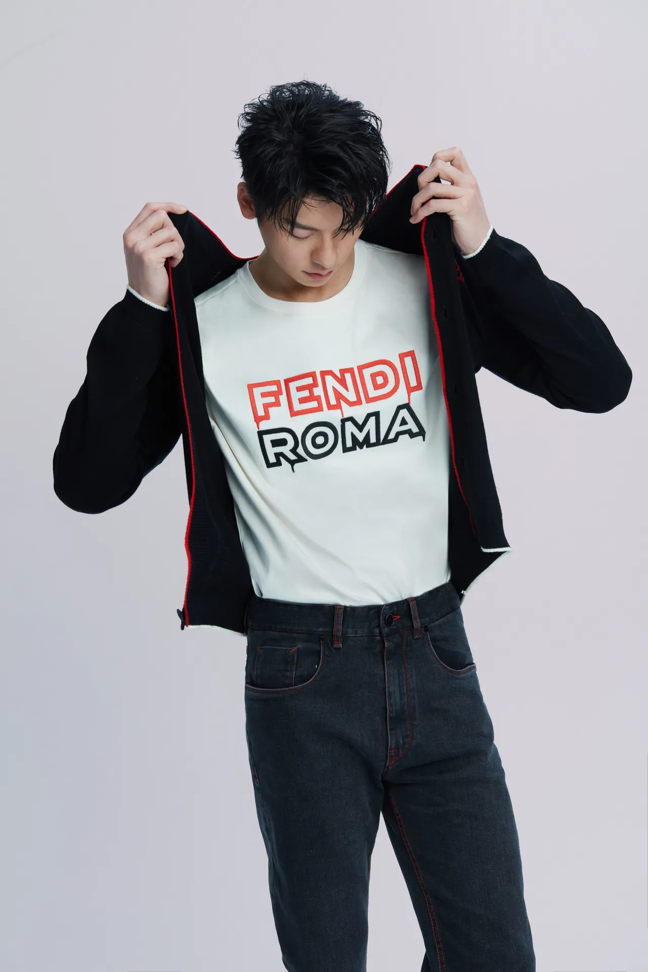 許光漢穿上一襲輕鬆的FENDI新裝,於鏡頭前盡情展現暖男魅力,還有粉絲在留言中大方示愛,直喊:「帥暈我了,你會娶我嗎?」品牌提供