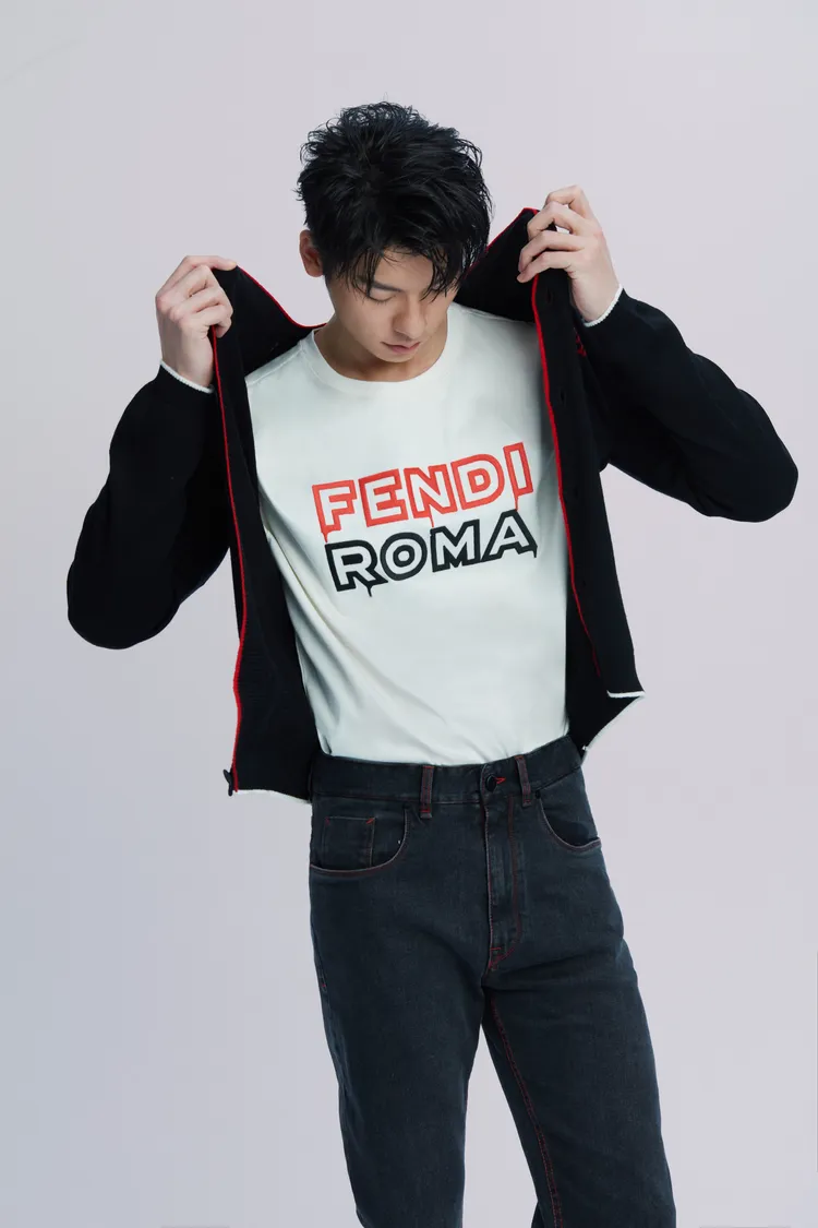 許光漢穿上一襲輕鬆的FENDI新裝，於鏡頭前盡情展現暖男魅力，還有粉絲在留言中大方示愛，直喊：「帥暈我了，你會娶我嗎？」品牌提供