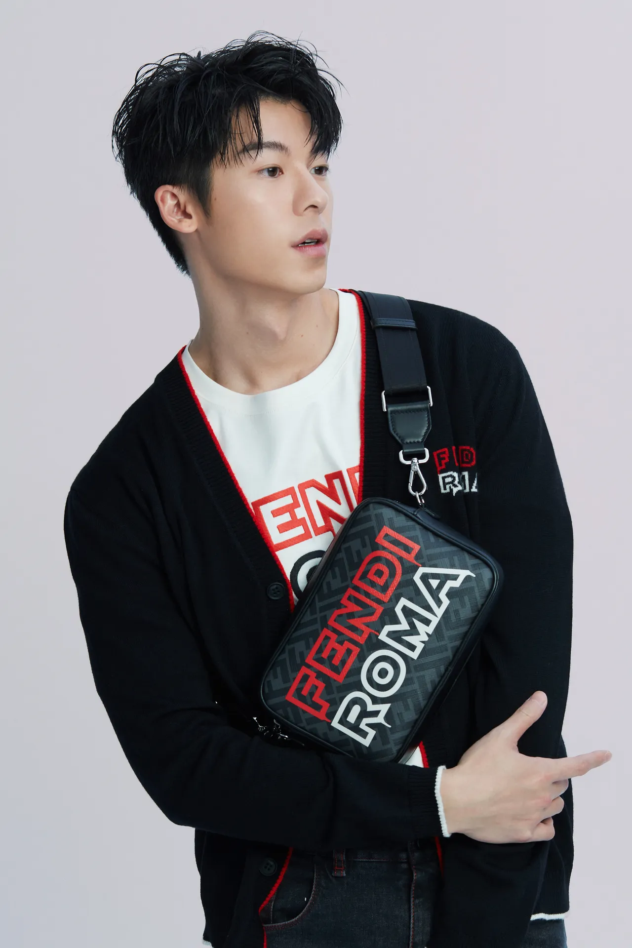 許光漢身上以紅白配色低調妝點的「FENDI ROMA」字樣,恰到好處的融入了農曆新年的喜氣氛圍。品牌提供