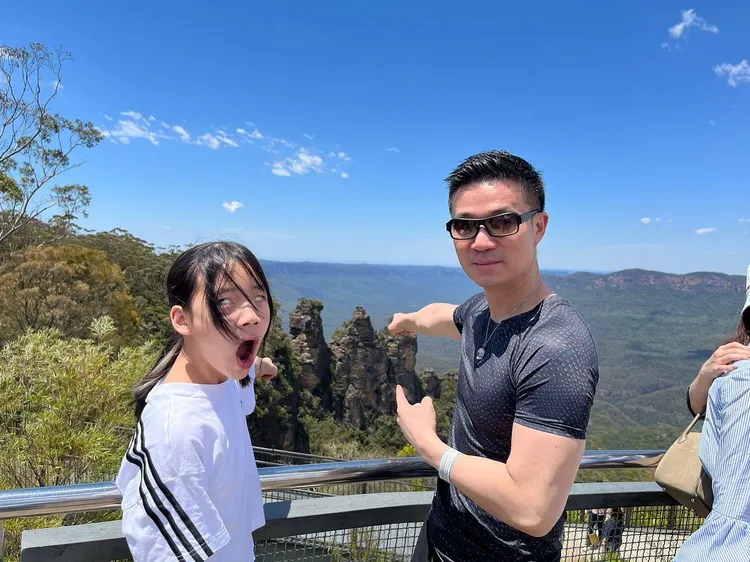 許老三（左）做鬼臉和爸爸Mike合照。翻攝小S臉書