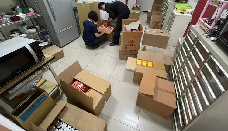 警消清點查扣的爆竹。新北市消防局提供