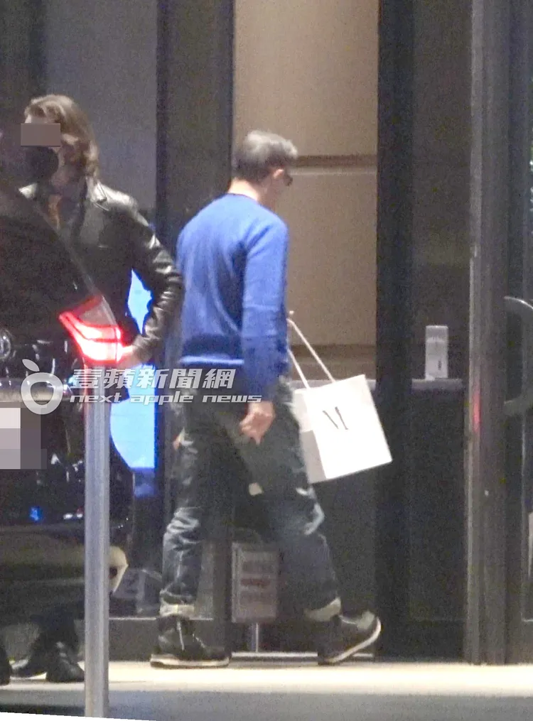 小年夜王偉忠提著知名蛋糕店蛋糕前來參加晚宴。特勤中心攝