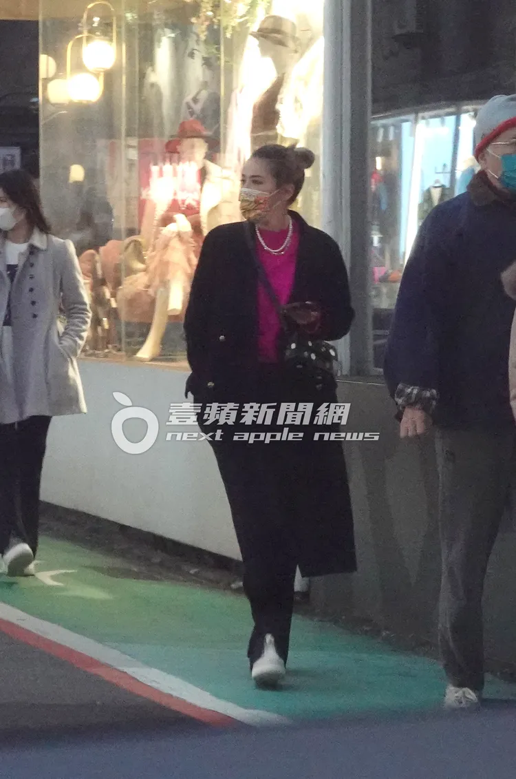 黑色搭配亮眼的桃紅色，小禎這身裝扮，很難不讓人發現。特勤中心攝