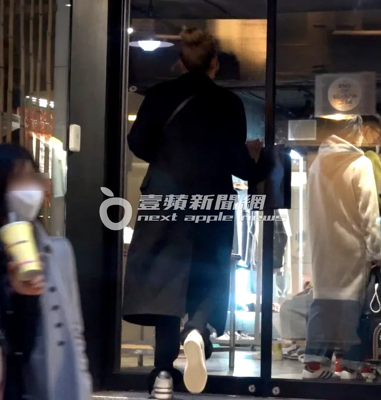 小禎推開門進入潮牌店逛逛。特勤中心攝