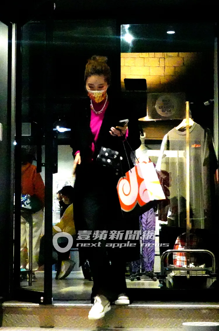 心滿意足的小禎，手提禮物袋步出店外。特勤中心攝