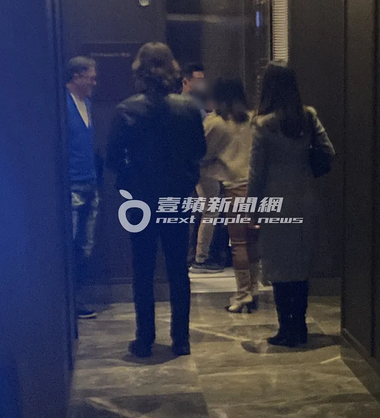 王偉忠和一行友人一同搭乘電梯到21樓參加晚宴。特勤中心攝