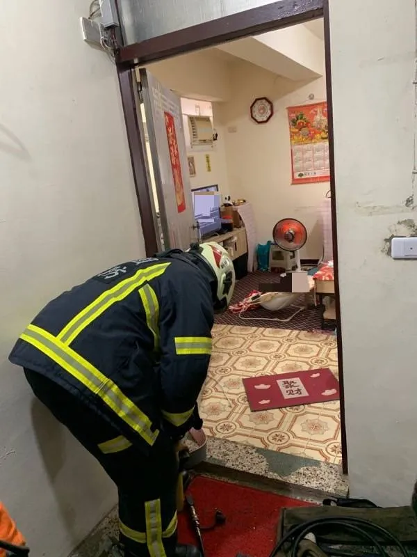 警消開門進入屋內。大溪警分局提供