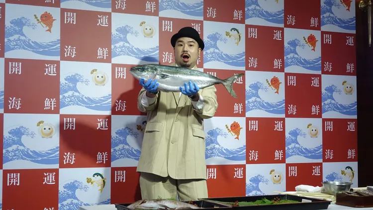 阿達非常喜歡吃海鮮。張哲鳴攝