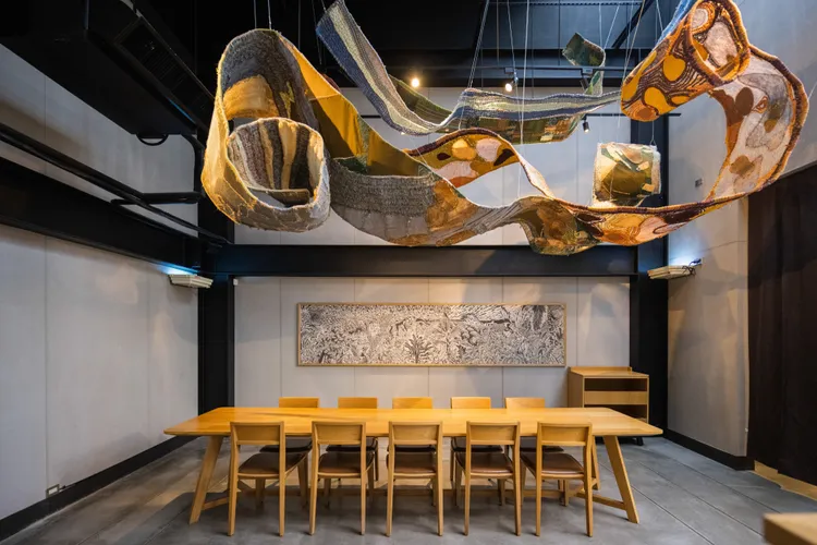 門市牆面邀請原住民藝術家創作。業者提供