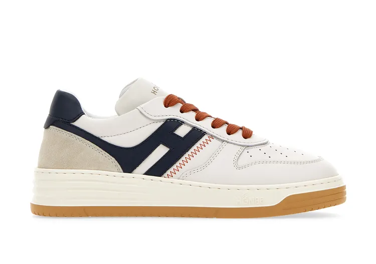 H630深藍拼接皮革休閒鞋，NT21,000，2萬1000元。品牌提供