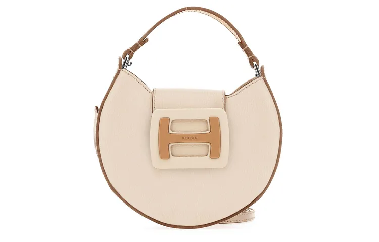 燕麥白迷你手提肩背包，1萬8000元。品牌提供