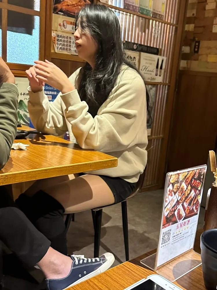 翁家小女兒穿長靴增添幾分成熟味。讀者提供