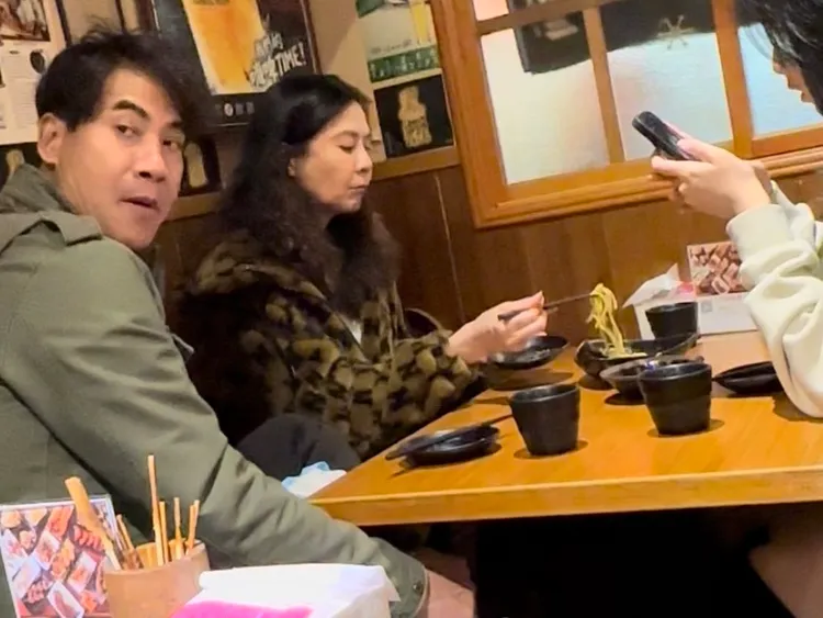 翁家明（左）和俞小凡在居酒屋小吃宵夜。讀者提供