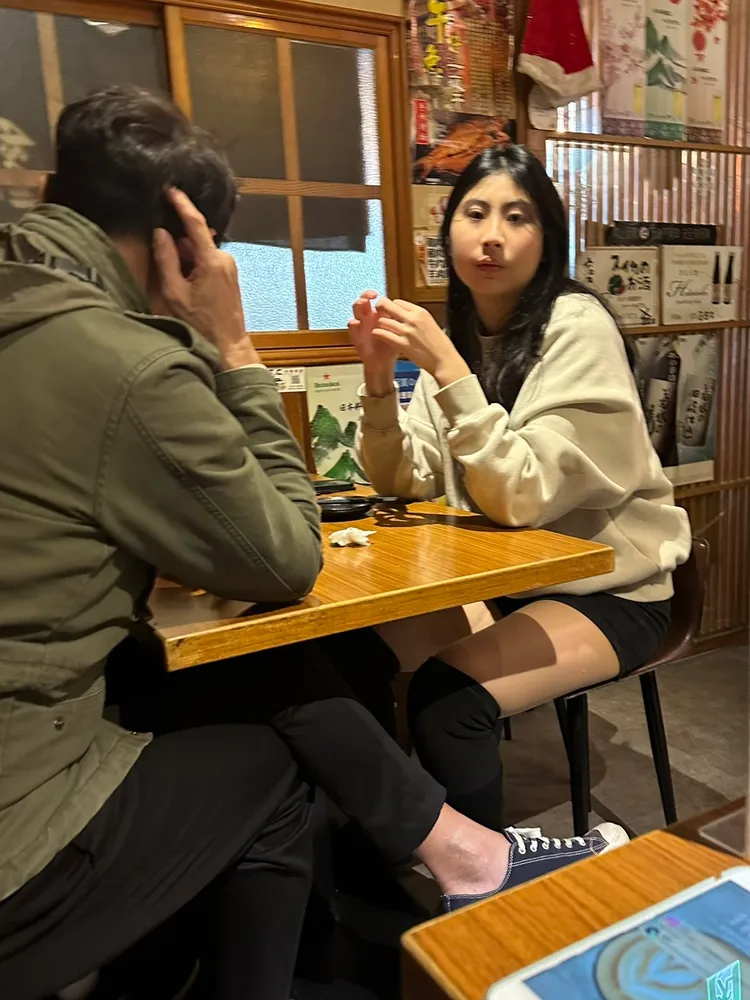 翁家明和俞小凡18歲小女兒（右），長相清秀遺傳爸媽高個子。讀者提供