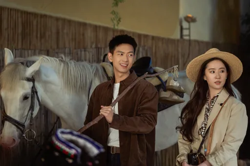 「國民男友」李現用眼神電死人　連仙女劉亦菲都忍不住獻吻