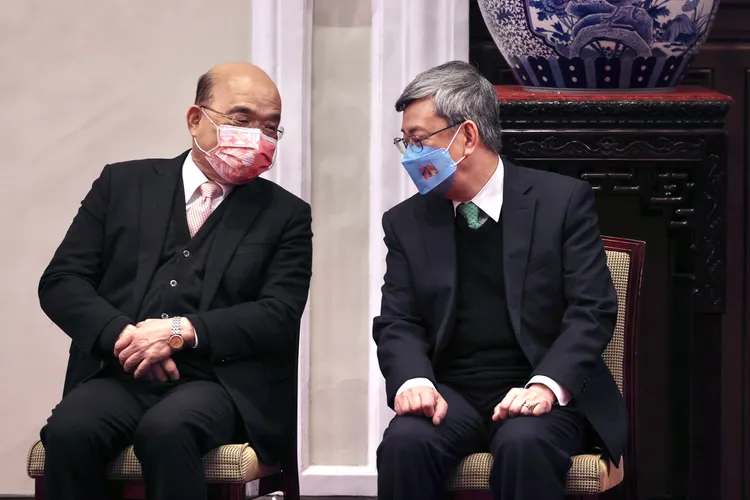 記者會上，陳建仁跟蘇貞昌並肩而坐交談。林林攝