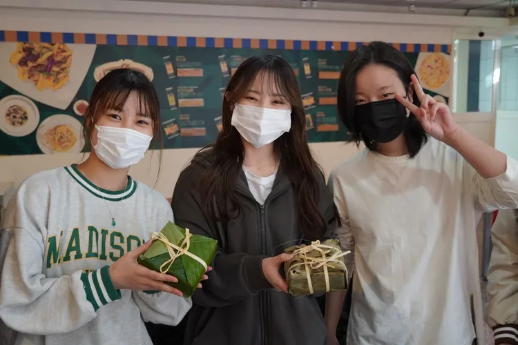 越南國年有包粽子的習俗。中華大學提供