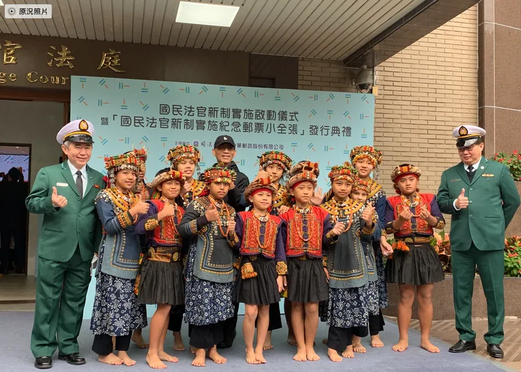 屏東縣泰武國小「泰武古謠傳唱」成員與郵差合影。丁牧群攝