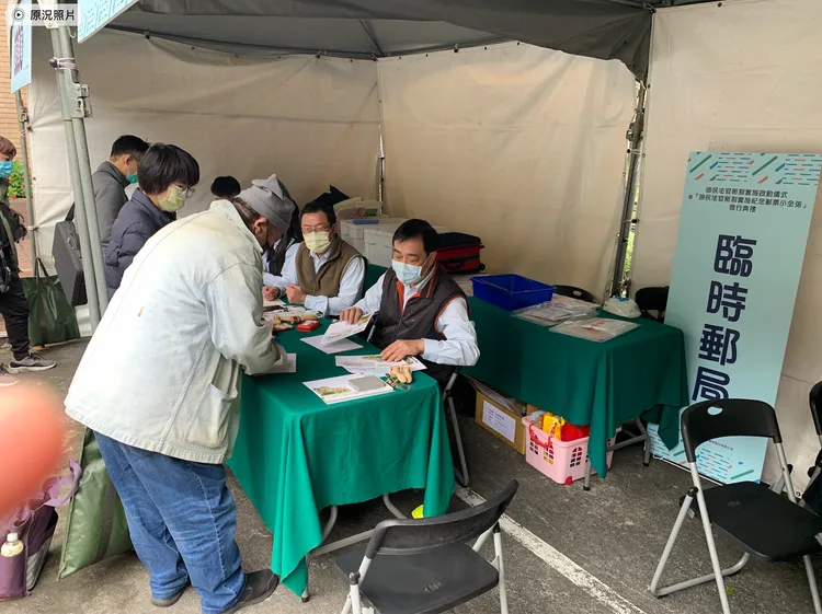 民眾到台北地院寶慶院區購買國民法官紀念小全張。丁牧群攝