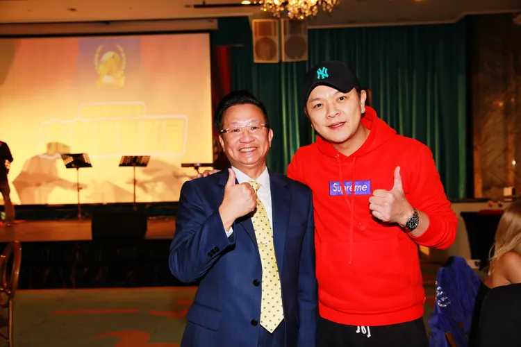 曾治豪(右)也展現精湛歌藝。水木集團提供