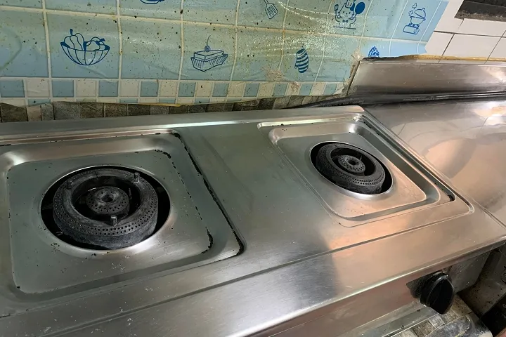 瓦斯爐真的被刷得閃閃發亮。翻攝臉書/美妝界的尖叫雞-G老闆編哥