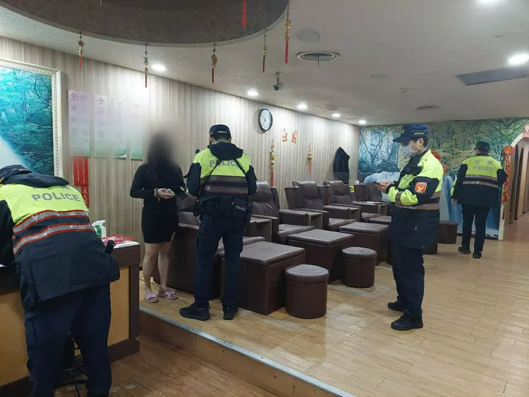 中和警方臨檢轄內按摩館，確保無不法人士出入。警方提供