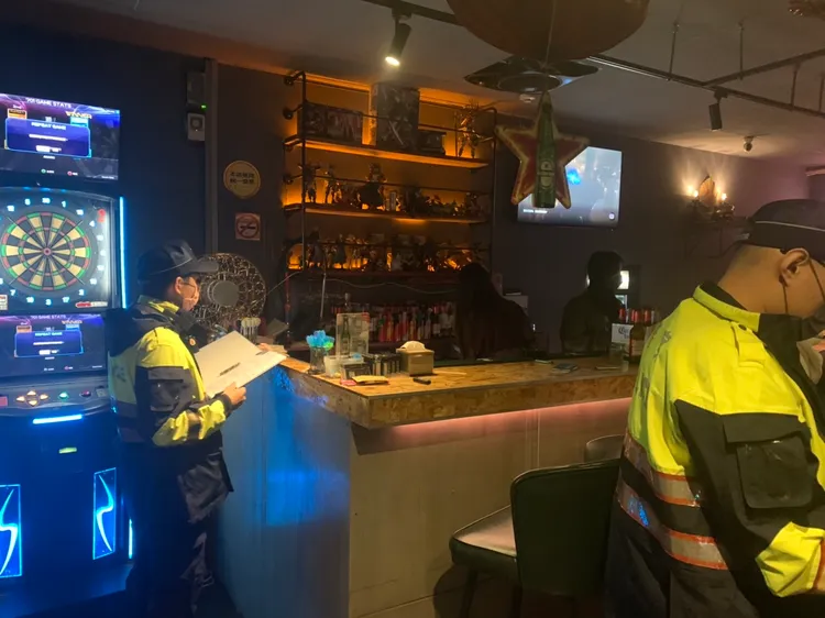 警方加強轄內酒吧臨檢，以防有心人士滋事。警方提供