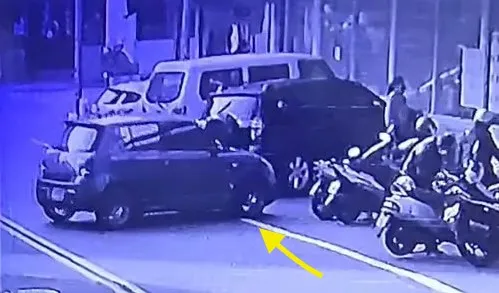 該部轎車從五金行停車格駛出。民眾提供