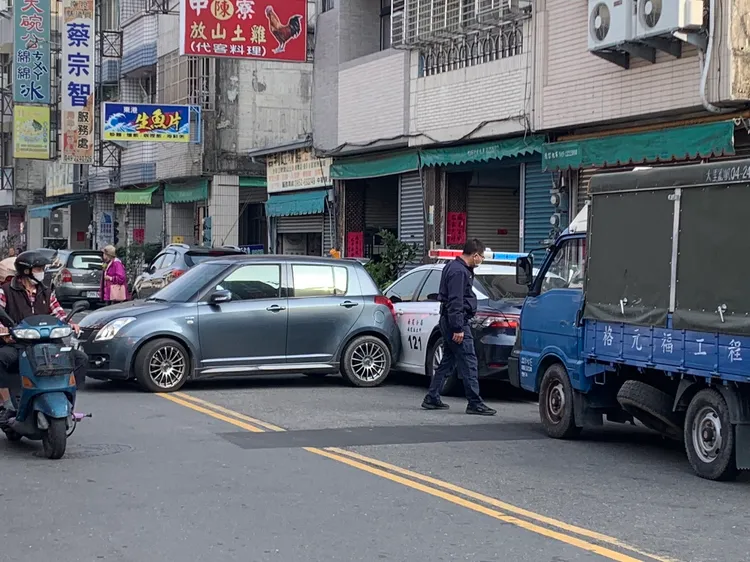 現場警員為了避嫌，也依規定請其他單位同仁處置。許姓讀者提供