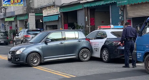 星期一好Blue！警車執勤停路邊　下一秒遭到三寶擊落