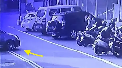 疑似因為倒車不慎，不偏不移的撞上警車。民眾提供