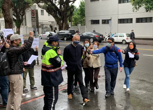 泰山經營權之爭!朱國榮炒股案出庭 這群人跑來抗議