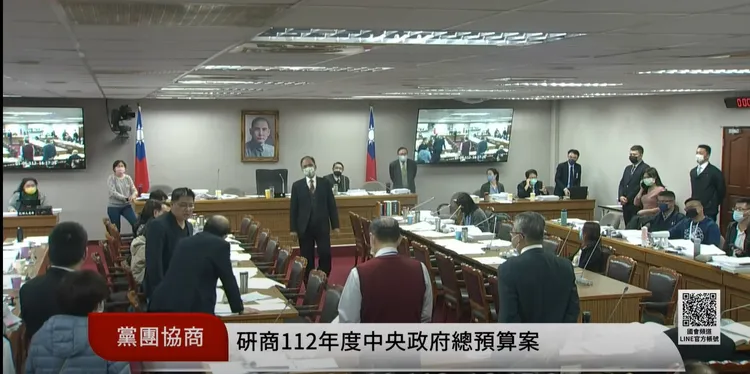 柯建銘趨前跟邱顯智溝通，意外激怒邱。翻攝國會直播