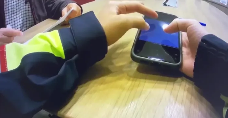 警方勸阻民眾不要匯款。翻攝畫面