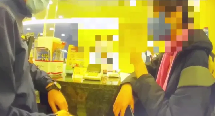 警方獲報到場攔阻詐騙。翻攝畫面