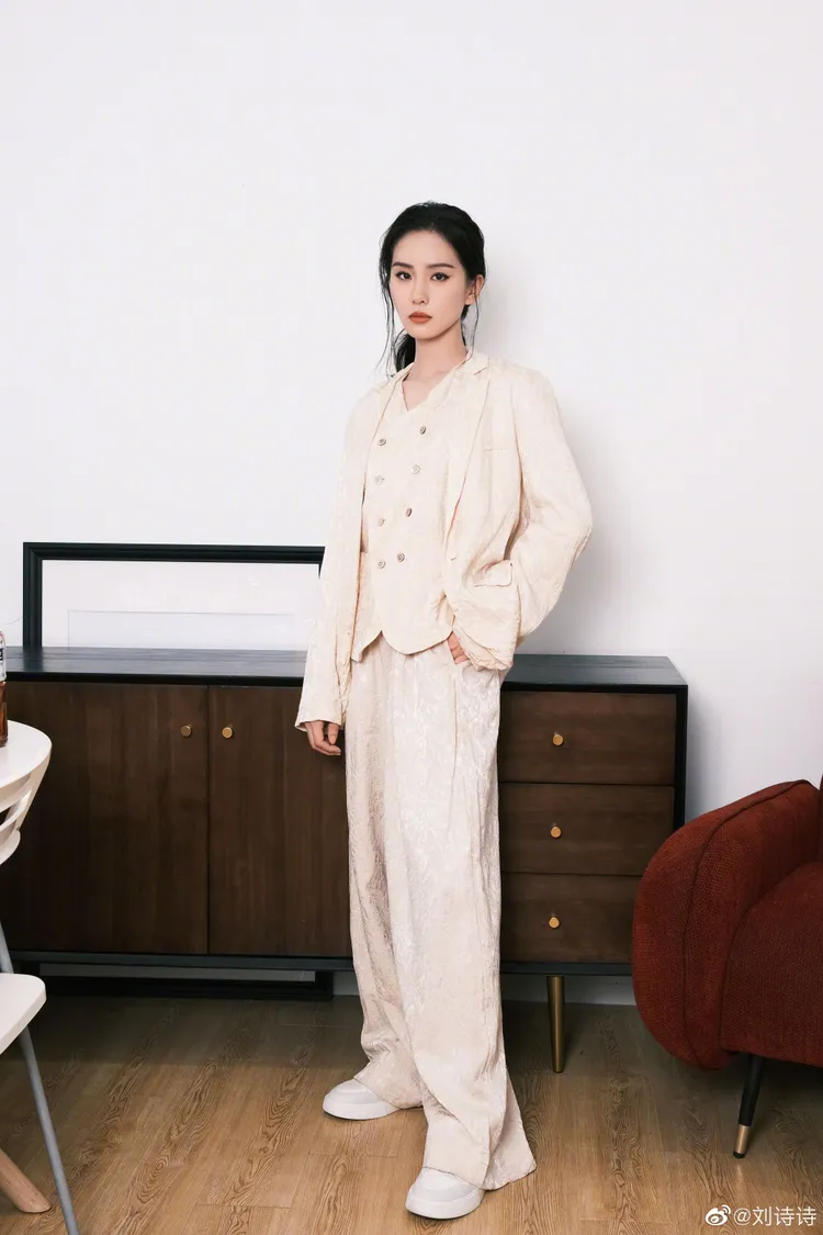 粉絲關心劉詩詩過瘦的身形，紛紛叮囑她多吃點。翻攝劉詩詩微博