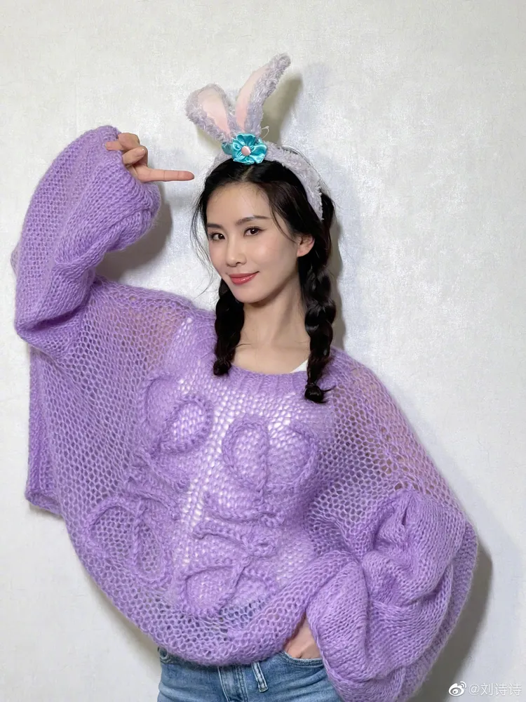 劉詩詩拜年裝扮以西班牙品牌LOEWE馬海毛混紡圓領燈籠袖針織毛衣搭配牛仔褲與白鞋為造型，並戴上兔耳朵髮箍賣萌。翻攝劉詩詩微博