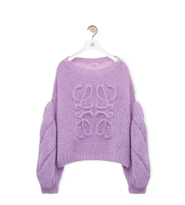 LOEWE Anagram馬海毛毛衣，3萬4000元。翻攝LOEWE官網