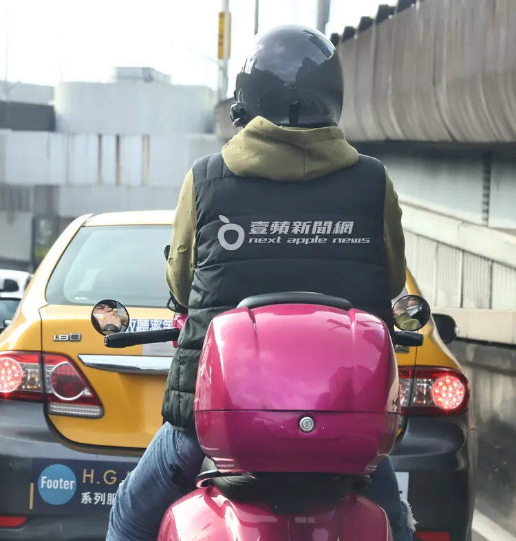 黃志瑋口渴之餘拿起飲料喝。特勤中心攝