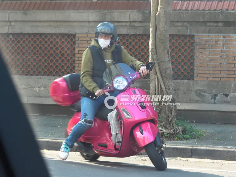 隨後，黃志瑋跨上30萬起的桃紅色偉士牌重機離開。特勤中心攝