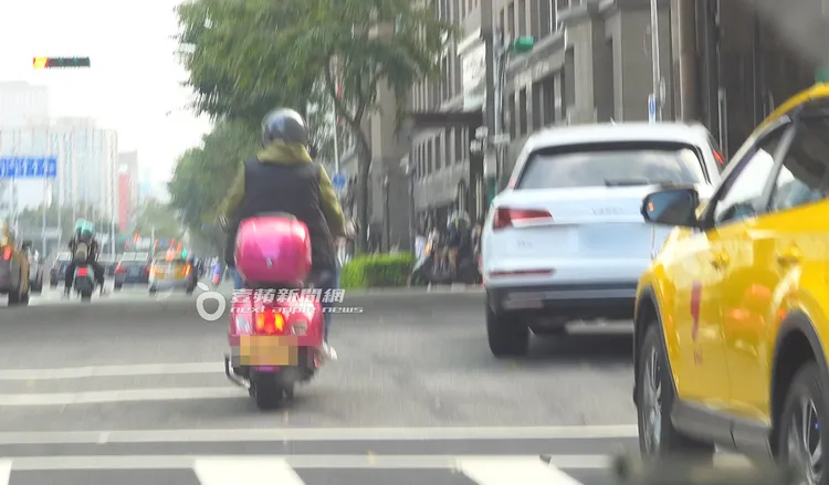 黃志瑋未走右轉專用道右轉，做了不良示範。特勤中心攝