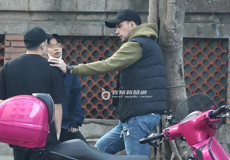 疑似講到激動處，黃志瑋（右）將手放在友人肩上。特勤中心攝