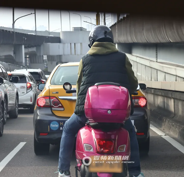 黃志瑋等候綠燈時划手機。特勤中心攝
